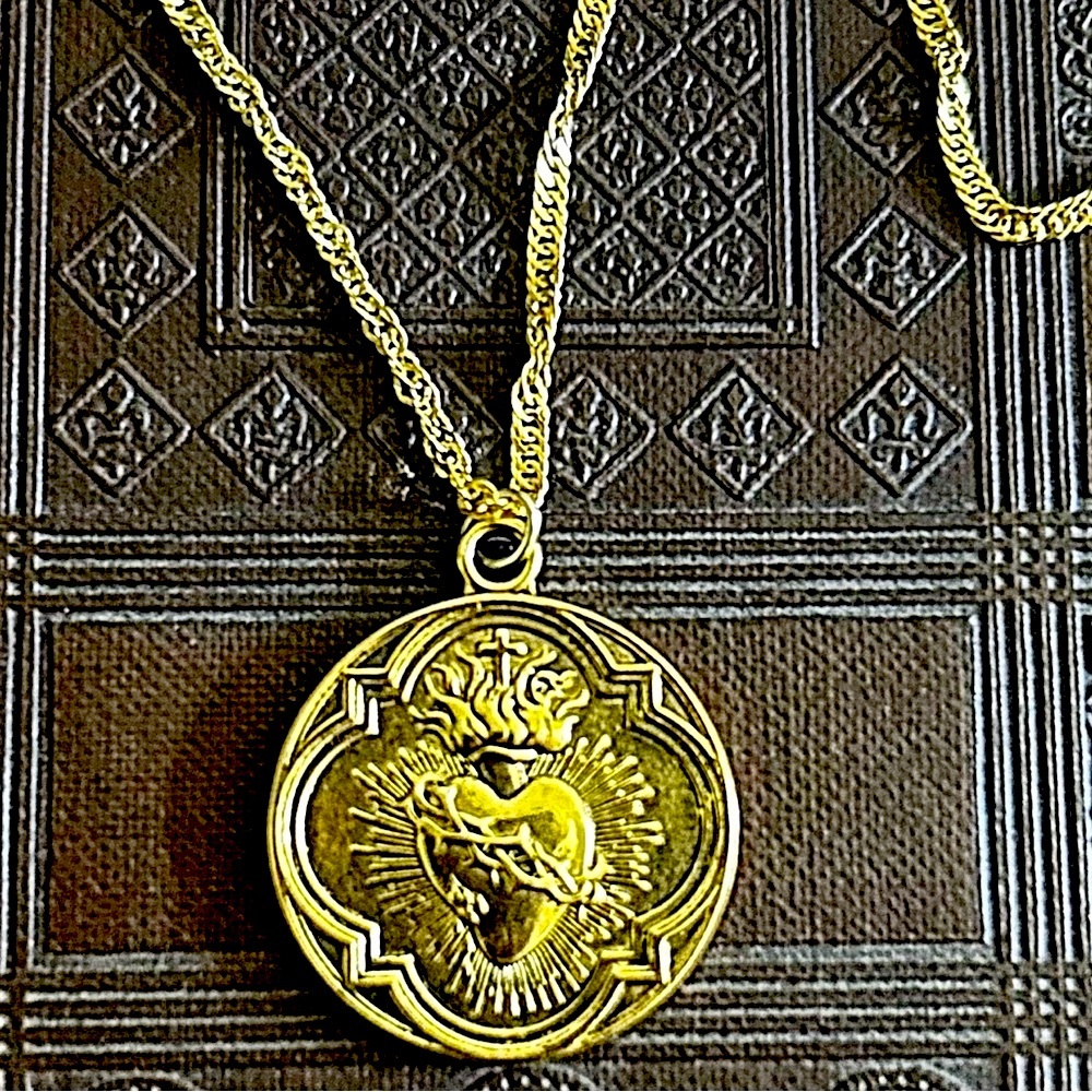 🤍Gold Sacred Heart Necklace on 20 inch chain Boho Fashion